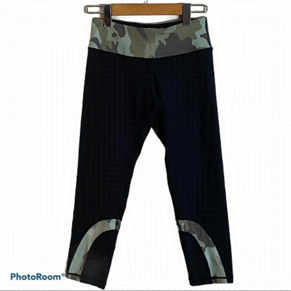 Nwt Women’s Venus activewear camo Capri leggings Size XS